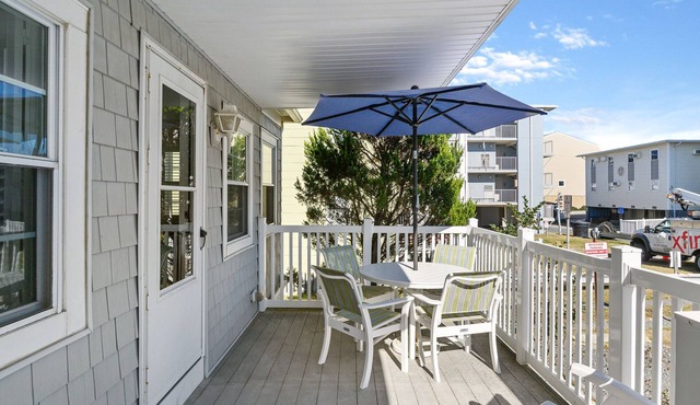 Ocean block cottage nestled steps away from OC shoreline FREE LINENS