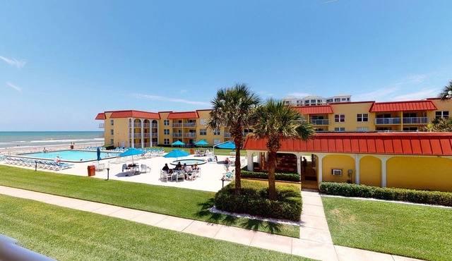 Ocean front Condo, July 4th book your Holiday Week with us today before it gone!
