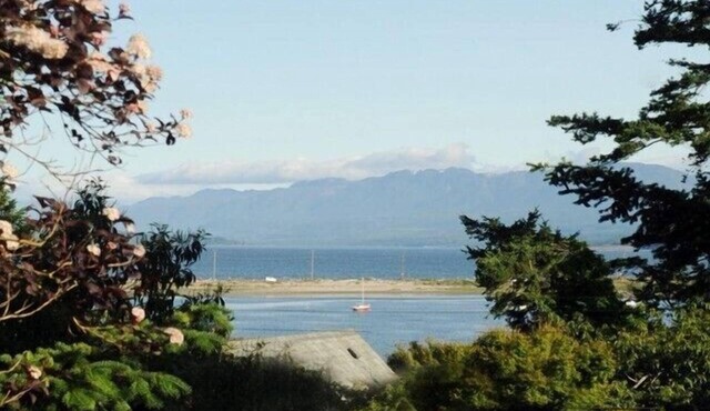 Ocean view, beach access, 3 bedroom country home.