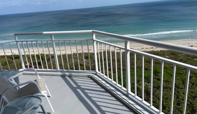 Oceanfront 9th-Floor Condo on the beach with Breathtaking Views