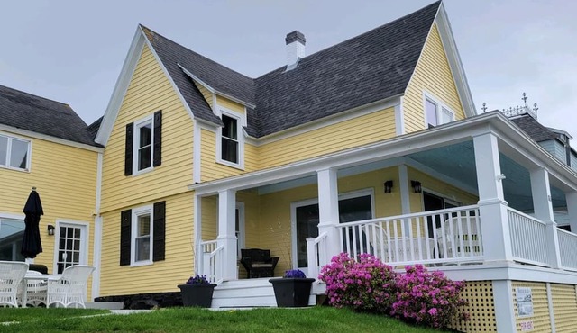 Oceanfront Classic Maine Cottage in close walking distance to beaches!