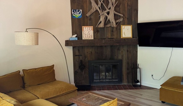 On Jiminy Peak Resort - Sleeps 9-10 - Pool, Hot Tub & Sauna