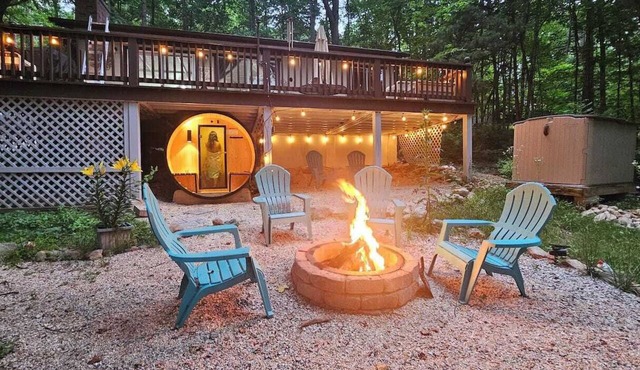 Our Cute Cabin + Sauna, firepit, Big deck, nature vibe, safe, small town feel