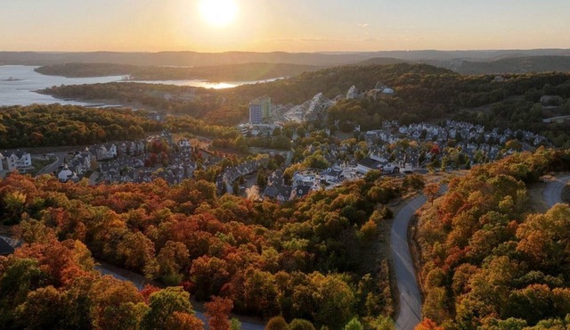 Ozarks Family Escape – 2BR Walk-In Villa Near Branson Fun