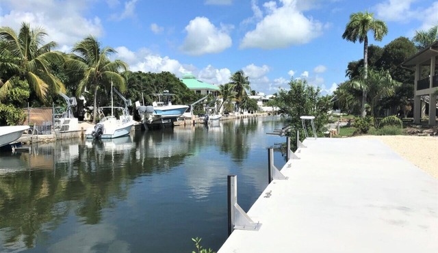 PARADISE 3 MINUTES TO OPEN WATER-60FT DOCK-WIDE CANAL RESERVE AREA-CUDJOE KEY