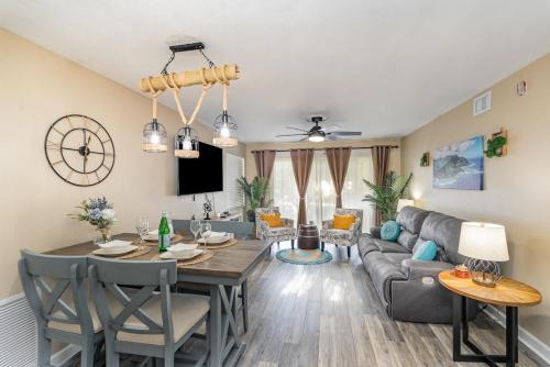 Peaceful 2Bd 2Bth Pondside Condo - MaryEtta