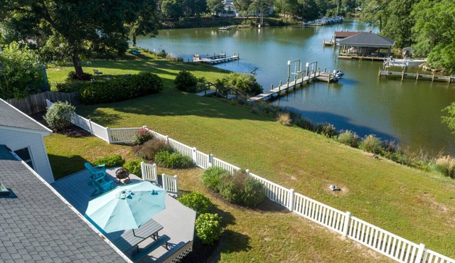 Peaceful home with dock, kayaks and sunset views
