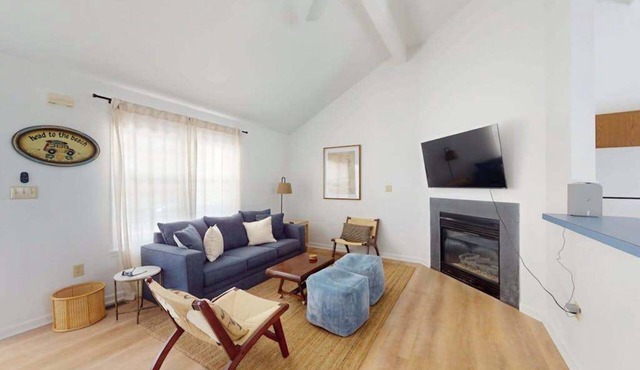 Peaceful single family home with shared pool and sports courts access