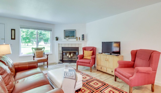 Peaceful townhouse with pool, fast WiFi & partial mountain views - walk to shops