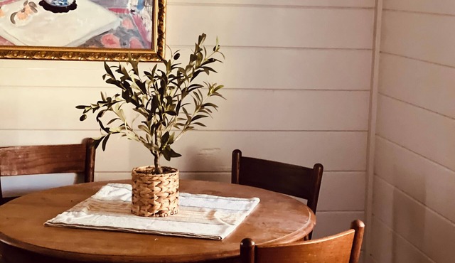 PEONY PLACE Charming 2BR farmhouse in the heart of horse country on flower farm