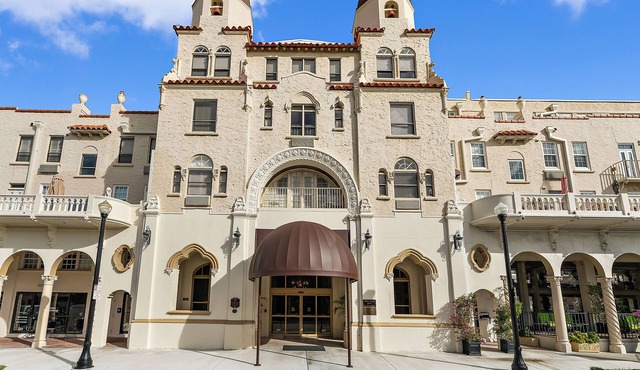 Perfect Palm Beach Location #2, spacious Condo, WiFi, AC in fabulous Palm Beach.