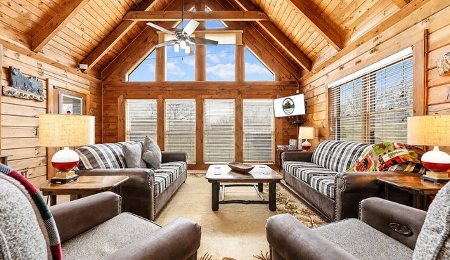 Pet-Friendly Hot Tub Cabin Near Thunder Ridge Sleeps 8