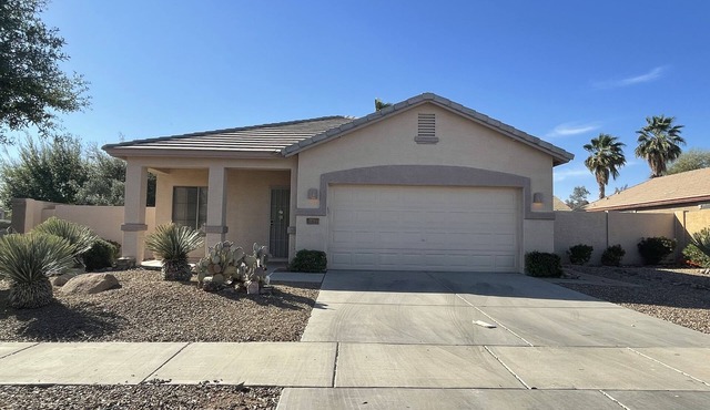 Pet Friendly-Modern 3 bedroom home with large pool & backyard