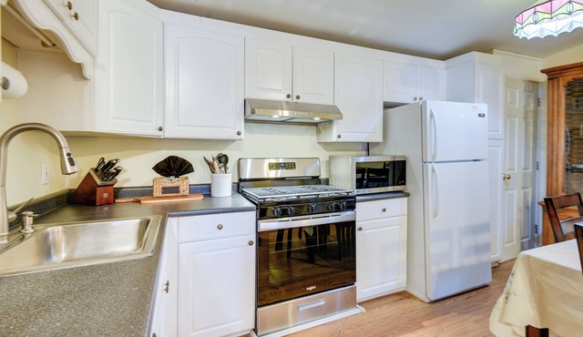 Pet-Friendly North Conway Cottage - Hike & Ski!