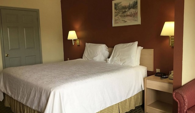 Pets are Welcome! w/FREE Breakfast & Parking, Close to Cabot Frisbee Golf Park!