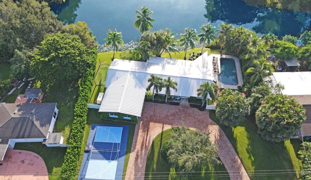 Pickleball, Heated Pool, Sauna, Bar, Putting Green, Fire Pit!