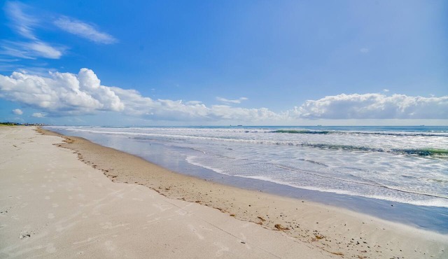 Pool, Hot Tub & Beach Access: Cocoa Beach Home!