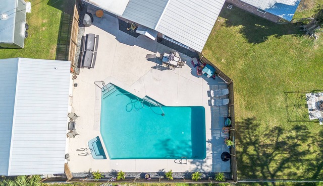 Pool, Hot tub, Kid & Pet Friendly! Near Lake, CLEAN