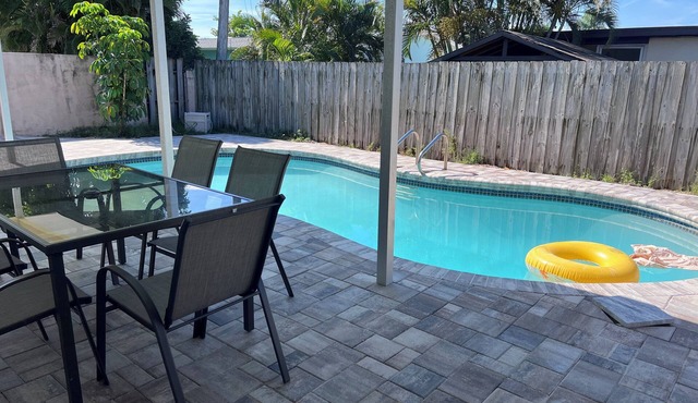 Pool house, close to the beach!