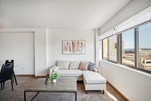 PP 1111 Modern Corporate 1br, pool, Gym