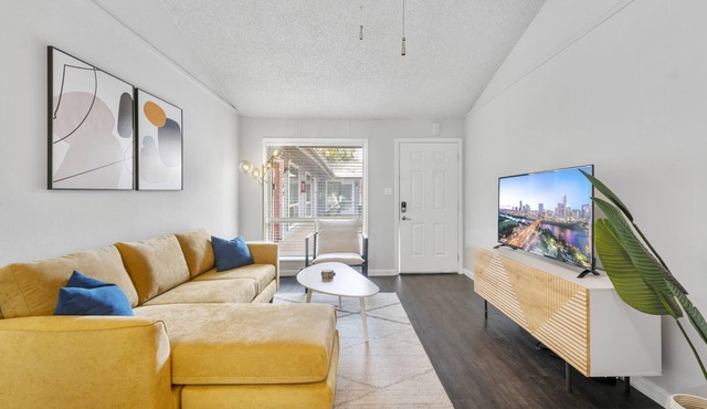 Prime Soco Chic 2BR King Suite w Pool Parking