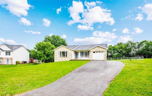 Pristine 3BR & 2bath Ranch style Near I-81 Hospitals & Downtown Martinsburg
