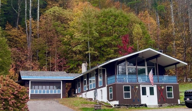 Private 30-Acre Chalet - Hot tub, Sauna, Trails