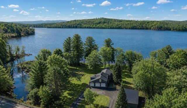 Private Beach, Hot Tub, Sauna & Boat Dock! Many lakes. Perfect all-year round!
