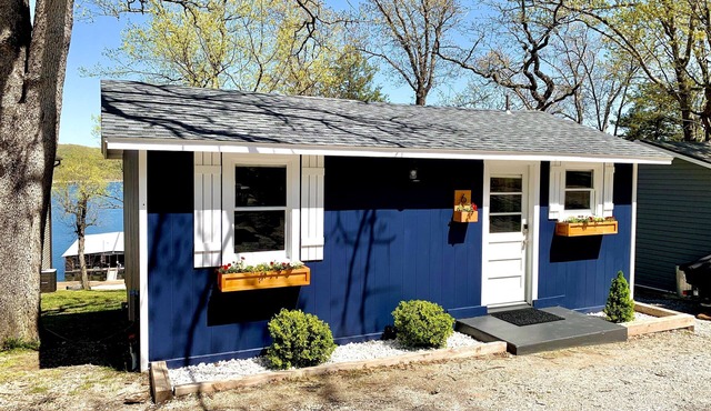 Private Hot Tub and Fire Pit with views of Table Rock Lake! Cozy and Quiet Cabin