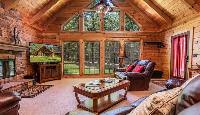 Private Hot Tub & FirePit! Near Big Cedar, Tucked in Woods, Huge Great Room