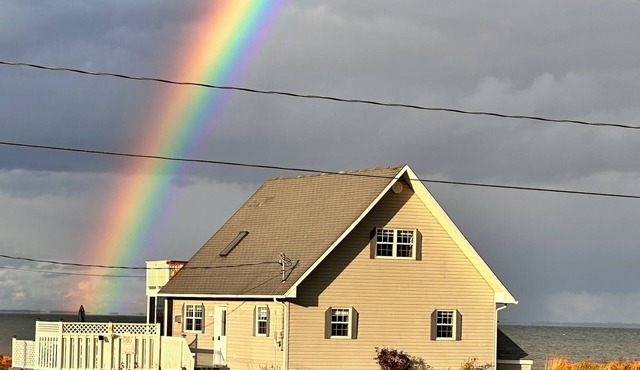 Private oceanfront cottage, amazing beach, sunsets and view-only minutes to PEI!