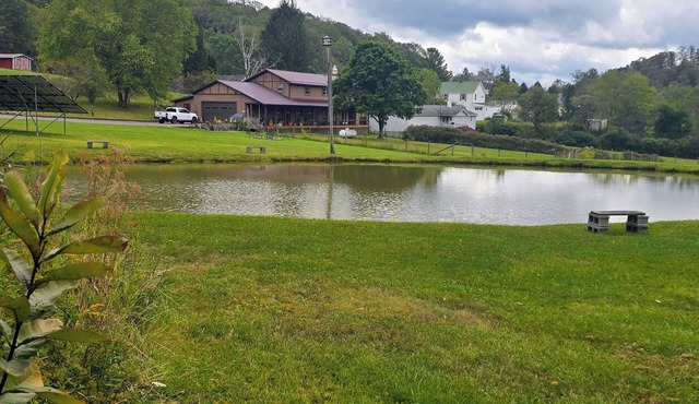 Private Retreat w/Hot Tub, Fishing Pond & King Suite – Sleeps 8-10