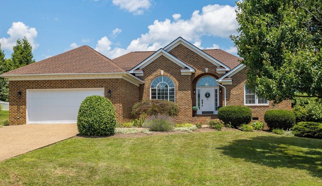 Private + spacious! Central location! Firepit, jet tub, games +grill!