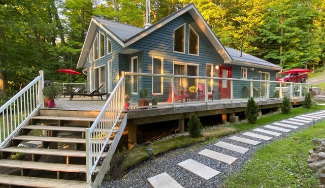Private Waterfront Cottage/3-Bedroom/Hot Tub