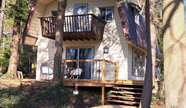 Quaint cottage, walking distance to beach.
