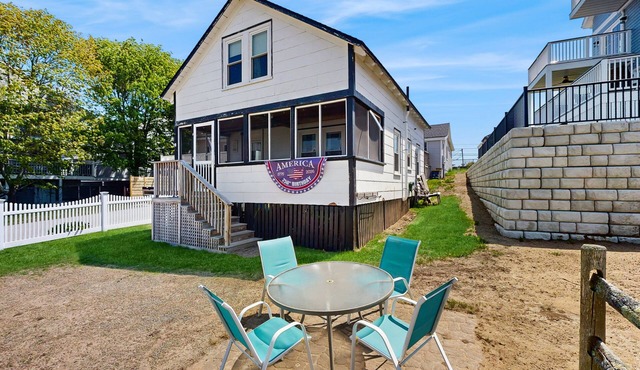 Quaint Cottage with Lobster Pot, Modern Amenities, and Several Beaches Nearby