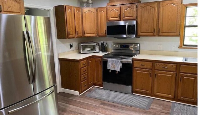 Quiet cul-de-sac spacious home, 15 minutes from the beach!