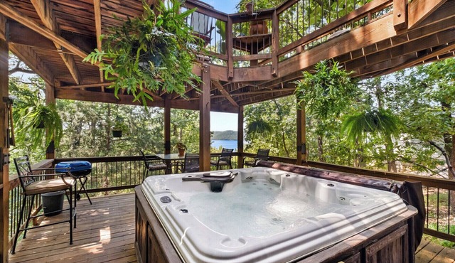Quiet, Private, Relaxing, With HOT TUB and Adventures
