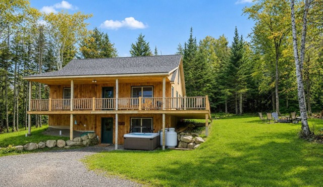 Red Fox Lodge - Close to downtown Rangeley w/Hot Tub & Sauna
