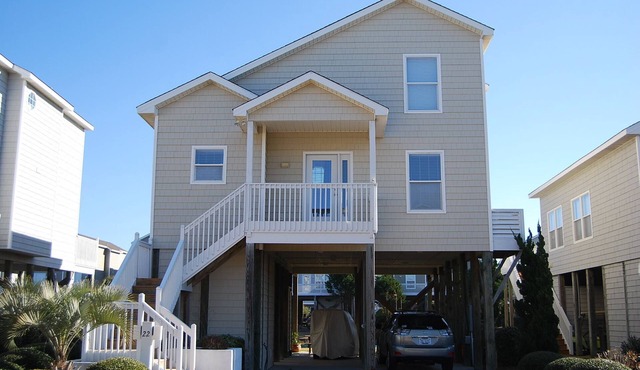REDUCED AUGUST RATES - 4 Bed IP House on Water-Sleeps 8-EASY BEACH ACCESS