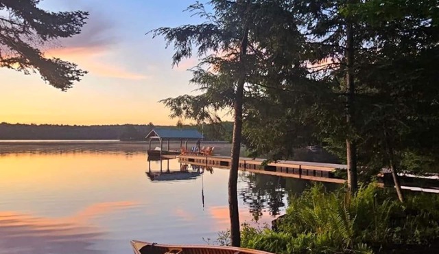 Regally rustic, spacious 2-home waterfront getaway for 16+ with total privacy.