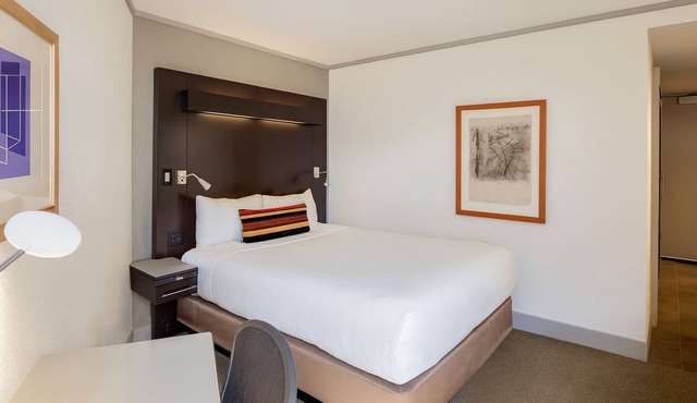 Relax In Comfortable King Size Bed w/Onsite Pool