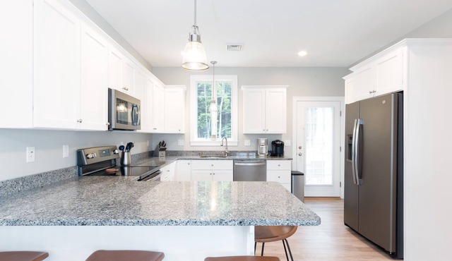 Relaxing Cottage in Gated Community with Pool!