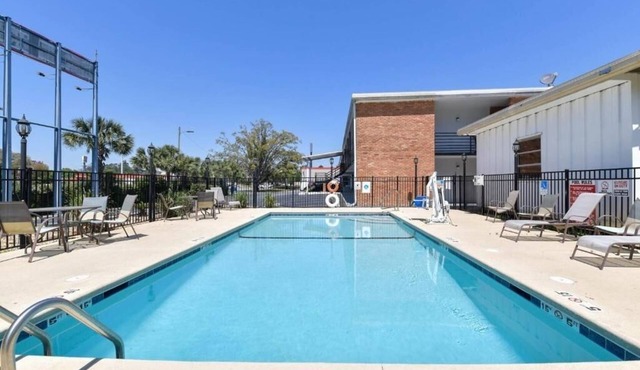 Relaxing Stay W/Pool, Pets Welcome, Near Leapin Lizards Party Zone