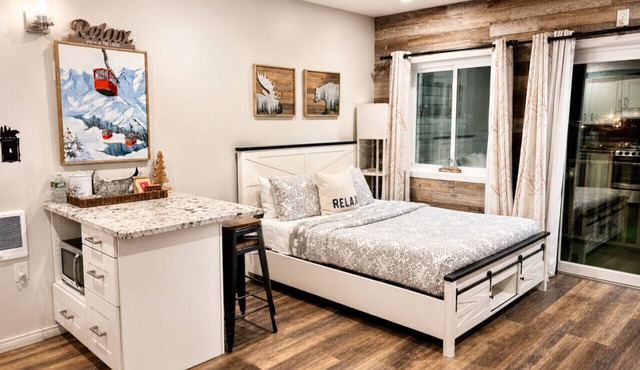 Remodeled Studio | Indoor Pool & Hot Tub | Granite Kitchen | Near Loon Mtn