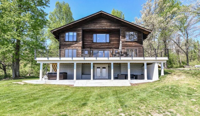 Renovated 6 BR home w/Mountain Views & hot tub near wineries & breweries