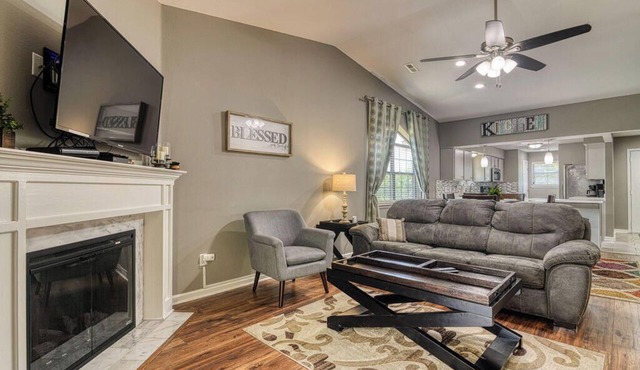 Renovated Branson Retreat w/new walk-in shower ~ 1 mile to the Branson strip!