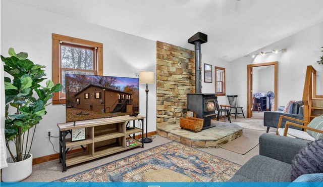 River Access Cabin with Hot Tub, Fire Pit & WiFi!