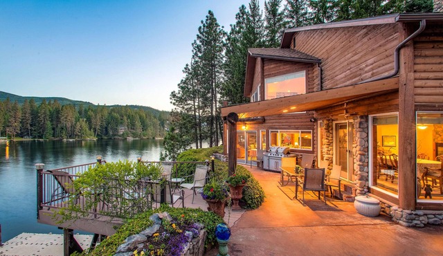 Riverfront 4BR Lodge w/Dock, Sauna & Game Room