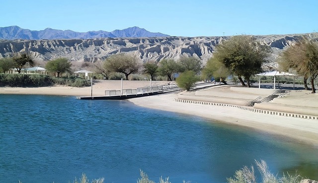 Riverfront Escape! 4 Serene Units, Onsite Entertainment and 6 Restaurants!